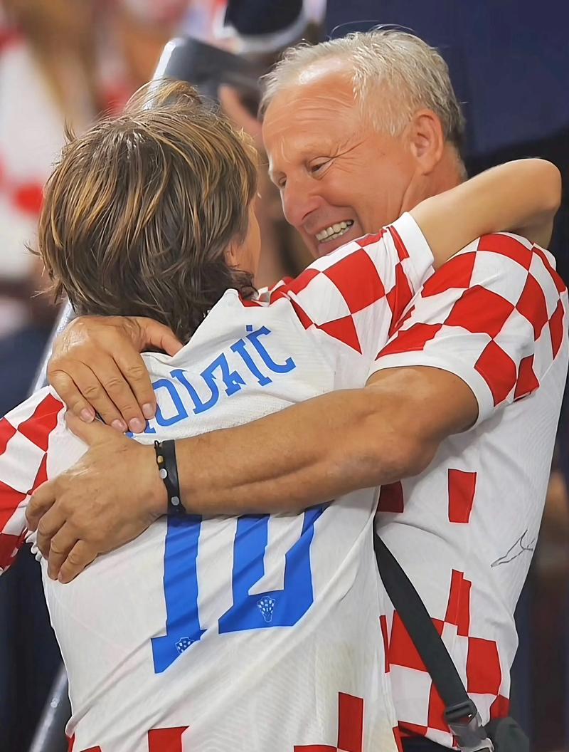 C罗被罚下后，看台上的爱尔兰球迷模仿他做出的哭泣手势