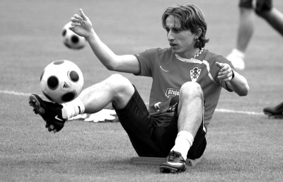 国米vs科莫首发：索默、泽林斯基先发，劳塔罗搭档图拉姆